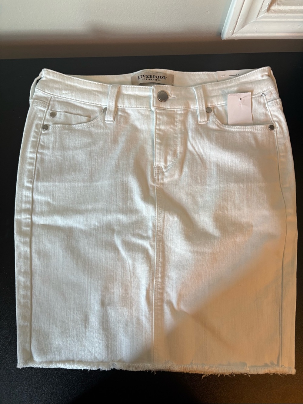 NWT-Size 2 Liverpool White Denim Skirt with Raw Hem✨✨